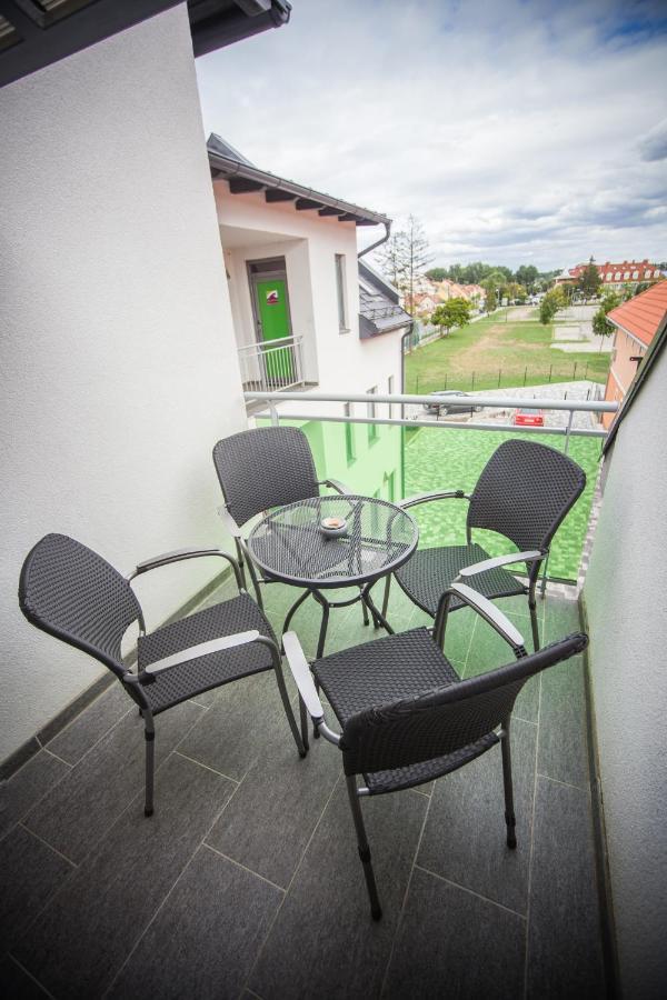 Azur Haz Gyoengyvirag Sarvar